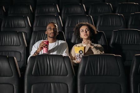 Personnes au cinéma qui regardent un film